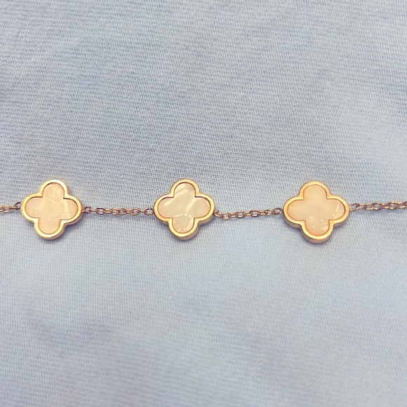 New Gold and White Clover Bracelet Stainless Steel. - Picture 3 of 3